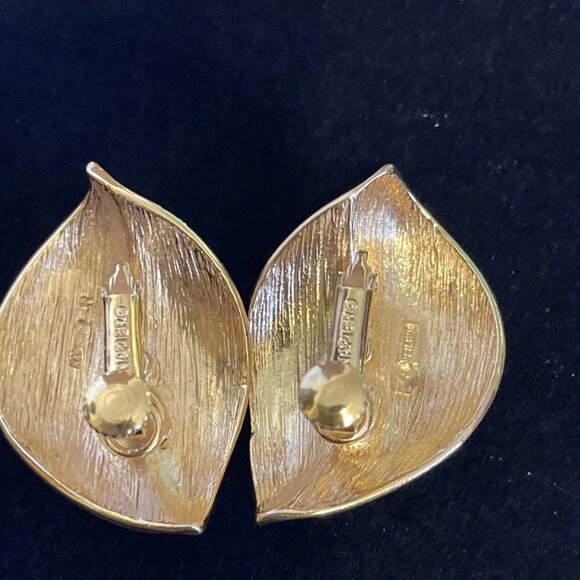 Napier Gold Tone Leaf Inspired Screw Back Clip-on Earrings Vintage 1.5 inches - Picture 5 of 10